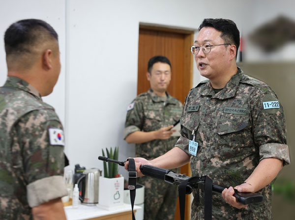 천하람 개혁신당 원내대표가 지난 12일 논산 육군훈련소에서 총기를 받고 있다. 2026.08.14. 천하람 의원실 제공