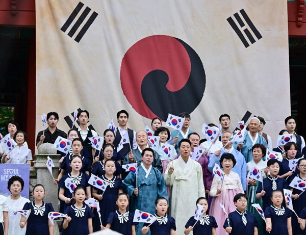 15일 ‘제81주년 광복절 기념 타종행사’에 참석한 임만균 서울특별시의회 의장이 광복절 노래를 합창하고 있다.