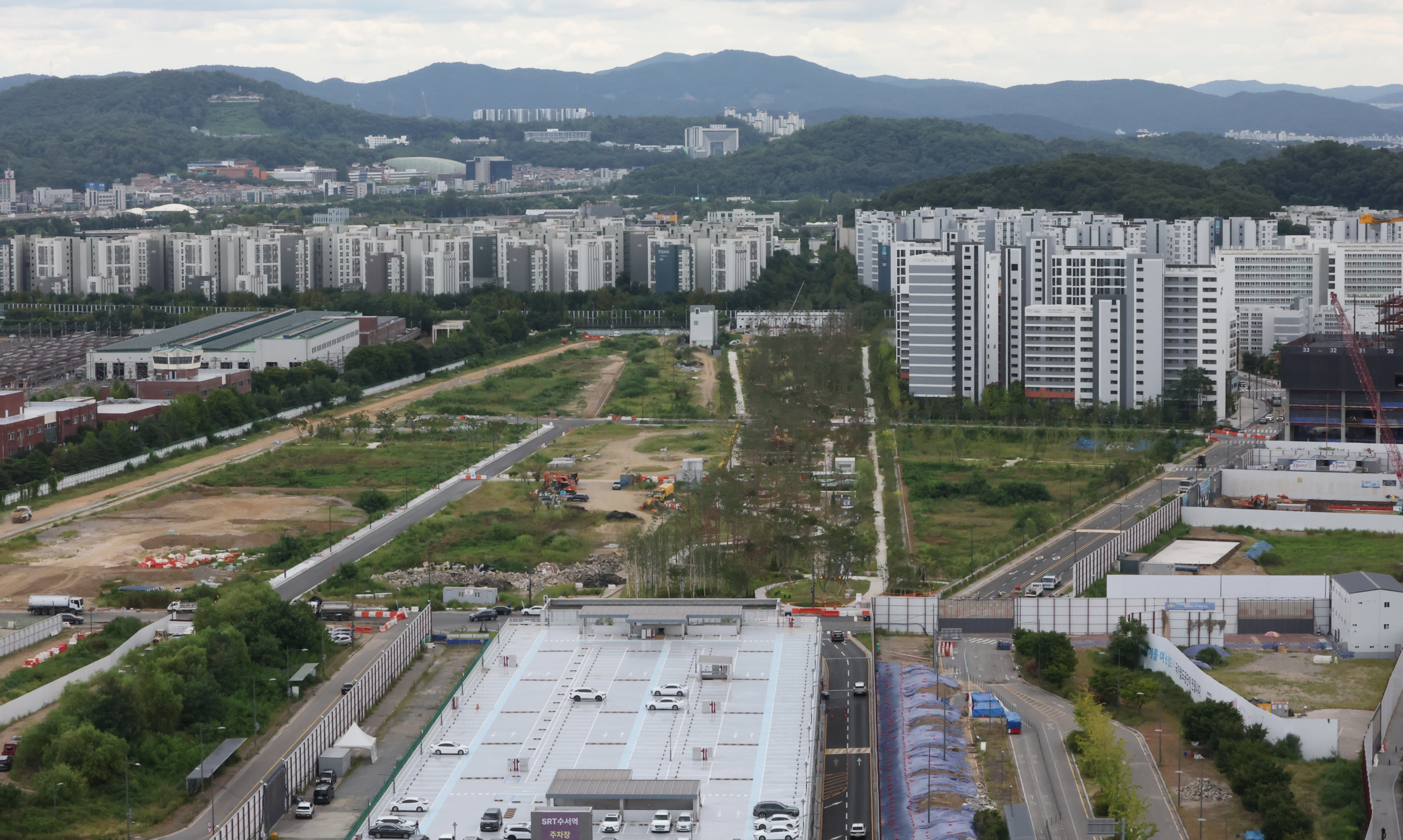 그린벨트 추가 해제도 검토국토교통부는 지난 13일 ‘전월세 및 매매시장 안정을 위한 주택 신속공급 방안’을 발표했다. 이날 공개된 3개 지구·약 2만7천가구 외에 7만3천가구+α 규모의 추가 공공주택지구 후보지도 올해 중 발표 예정이다. 이와 관련한 투기를 막고자 신규 지구 발표 시까지 서울 그린벨트 전역 및 서울과 인접한 수도권 그린벨트 등을 토지거래허가구역으로 한시 지정한다. 사진은 14일 차기 공공주택지구 후보지로 거론되는 서울 강남구 수서차량기지 일대 모습. 2026.8.14 연합뉴스
