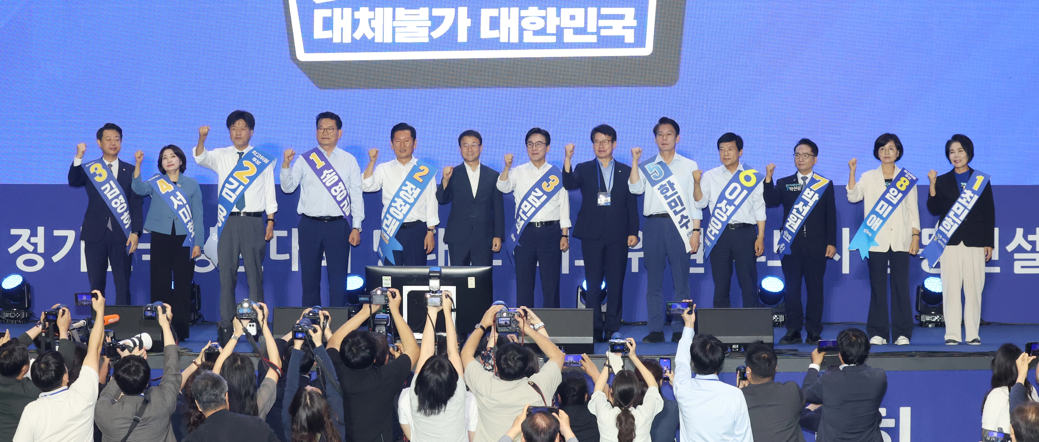 한자리에 모인 민주당 당대표 후보들과 최고위원 후보들16일 경기 수원시 장안구 수원종합운동장에서 열린 더불어민주당 당대표·최고위원 선출을 위한 경기 지역 순회경선 합동연설회에서 송영길, 정청래, 김민석 당대표 후보와 최고위원 후보들이 인사를 하고 있다.