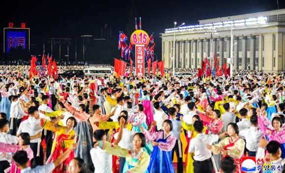북한 조국해방(광복) 81주년을 맞아 지난 15일 저녁 평양 김일성광장에서 청년학생들의 야회 및 축포발사가 진행되었다고 조선중앙통신이 16일 보도했다. 2026.8.16. 평양 조선중앙통신 연합뉴스