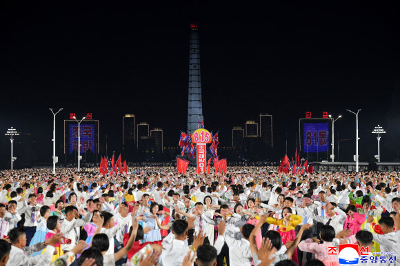 북한 조국해방(광복) 81주년을 맞아 지난 15일 저녁 평양 김일성광장에서 청년학생들의 야회 및 축포발사가 진행되었다고 조선중앙통신이 16일 보도했다. 2026.8.16. 평양 조선중앙통신 연합뉴스