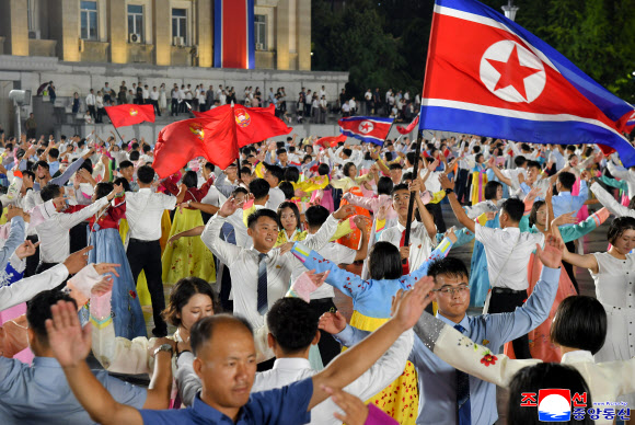 북한 조국해방(광복) 81주년을 맞아 지난 15일 저녁 평양 김일성광장에서 청년학생들의 야회 및 축포발사가 진행되었다고 조선중앙통신이 16일 보도했다. 2026.8.16. 평양 조선중앙통신 연합뉴스