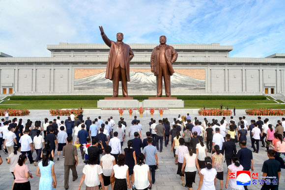 북한 조국해방(광복) 81주년을 맞아 근로자들과 인민군 장병들, 청소년 학생들이 평양 만수대 언덕에 있는 김일성·김정일 동상에 꽃바구니를 진정했다고 조선중앙통신이 16일 보도했다. 2026.8.16. 평양 조선중앙통신 연합뉴스