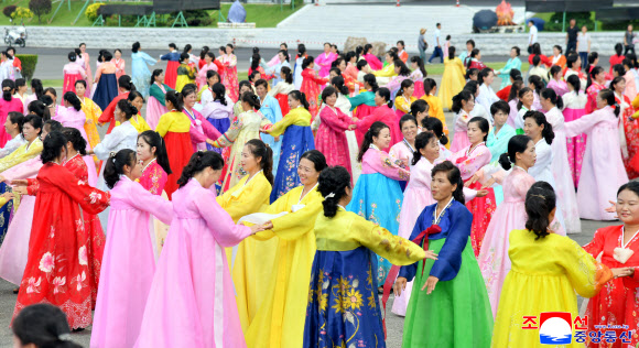 북한 조국해방(광복) 81주년을 맞아 여맹일꾼들과 여맹원들의 무도회가 지난 15일 평양 개선문광장에서 진행되었다고 조선중앙통신이 16일 보도했다. 2026.8.16. 평양 조선중앙통신 연합뉴스