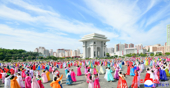 북한 조국해방(광복) 81주년을 맞아 여맹일꾼들과 여맹원들의 무도회가 지난 15일 평양 개선문광장에서 진행되었다고 조선중앙통신이 16일 보도했다. 2026.8.16. 평양 조선중앙통신 연합뉴스