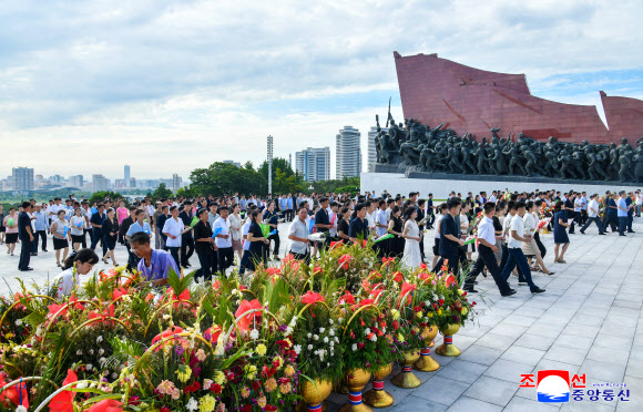 북한 조국해방(광복) 81주년을 맞아 근로자들과 인민군 장병들, 청소년 학생들이 평양 만수대 언덕에 있는 김일성·김정일 동상에 꽃바구니를 진정했다고 조선중앙통신이 16일 보도했다. 2026.8.16. 평양 조선중앙통신 연합뉴스