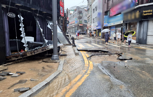 집중호우가 할퀴고 간 거제 옥포동 상가