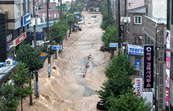 물에 잠긴 거제 도심