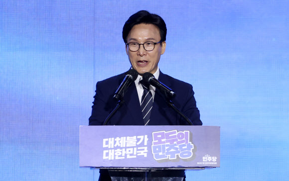 더불어민주당 김민석 신임 당 대표가 17일 대전 컨벤션센터에서 열린 제3회 더불어민주당 정기 전국당원대회에서 당 대표로 선출된 뒤 수락연설을 하고 있다. 2026.8.17  연합뉴스