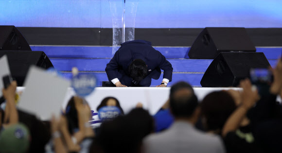 더불어민주당 김민석 신임 당 대표가 17일 대전 컨벤션센터에서 열린 제3회 더불어민주당 정기 전국당원대회에서 당 대표로 선출된 뒤 수락 연설을 마친 뒤 절을 하고 있다. 2026.8.17  연합뉴스