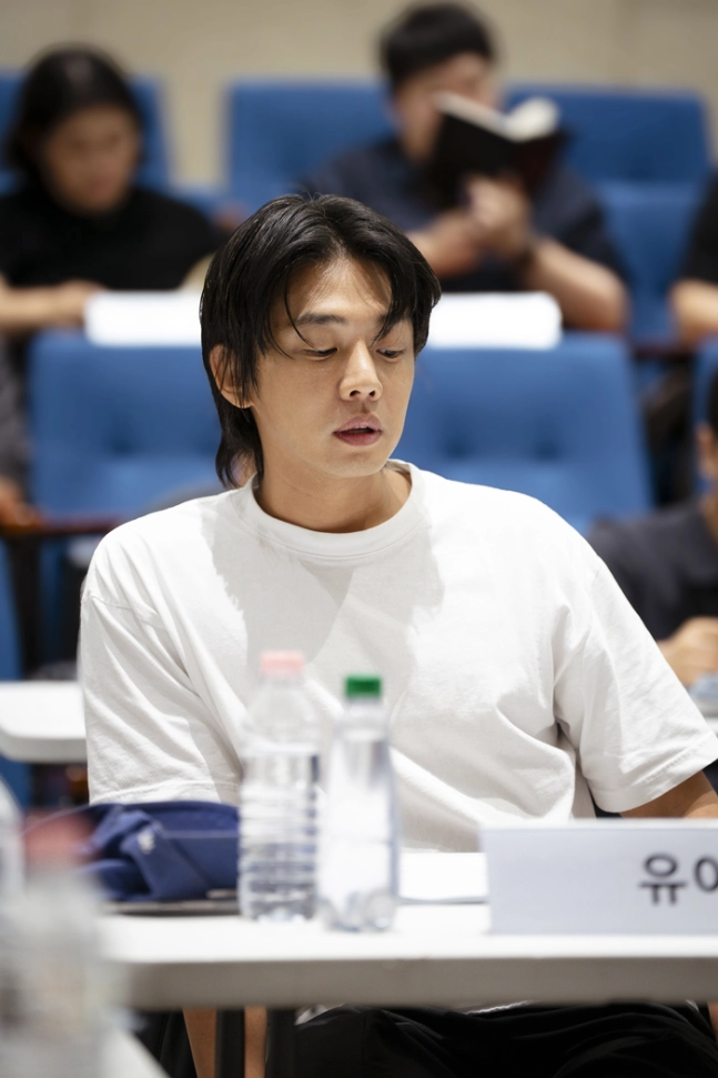 마약류 상습 투약 등 혐의로 대법원에서 징역형 집행유예를 확정받은 배우 유아인이 집행유예 기간에 장재현 감독의 신작 ‘뱀피르’에 캐스팅돼 대본 리딩 연습을 하고 있다. 자료 : NEW