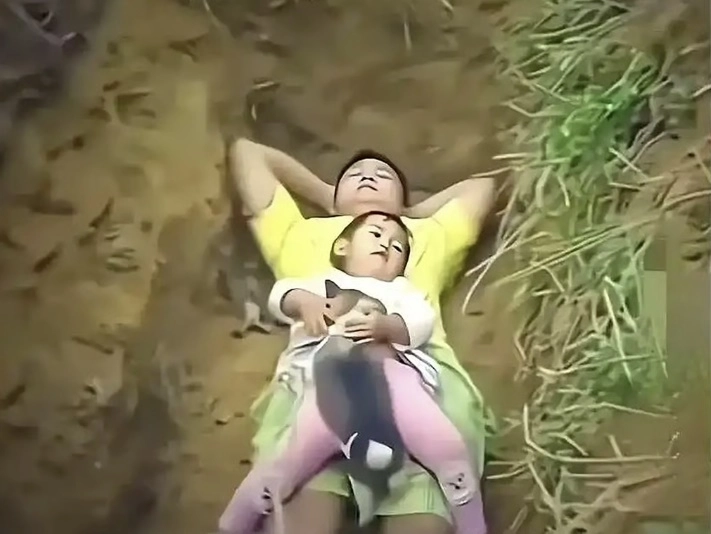 중증 희귀병 딸의 치료비가 없어 미리 무덤을 판 아버지가 딸이 회복하자 그 무덤을 꽃밭으로 만든 사연이 전해졌다. 바이두 캡처
