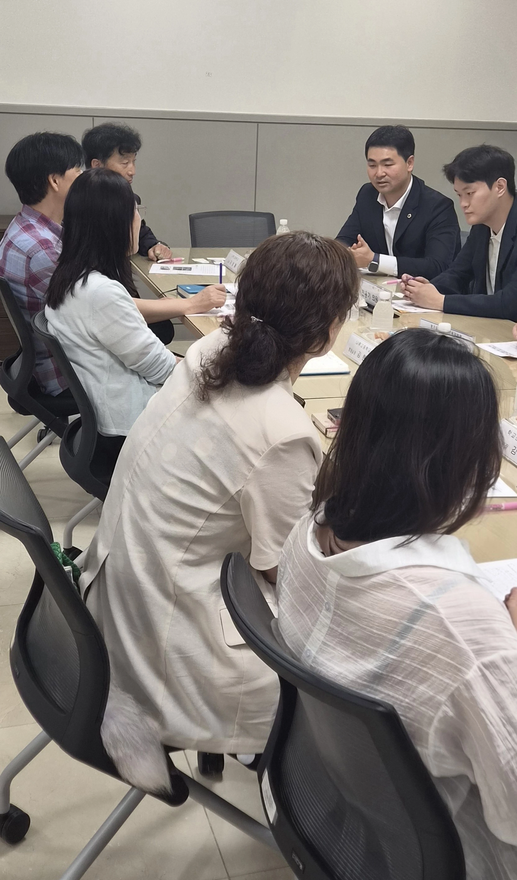▲김영훈 의원이 회의실에서 나루고 관계자, 학부모, 전용기 국회의원실 관계자 등과 누수 보수 대책 마련을 위한 간담회를 진행하고 있다. (사진=경기도의회)
