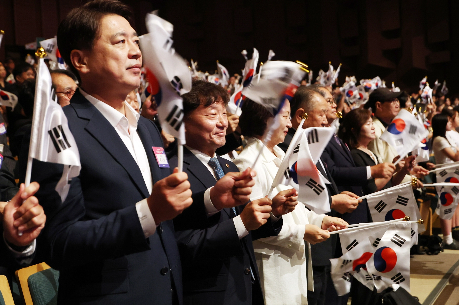 ▲제81주년 광복절 경축행사에서 남종섭 의장과 주요 참석자들이 태극기를 흔들며 광복절 노래를 제창하고 있다. (사진=경기도의회)