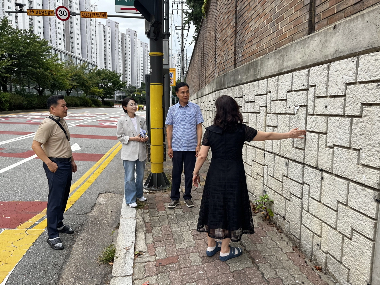 ▲이건한 의원(왼쪽 세 번째)과 서정일 용인시의원(왼쪽 두 번째)이 해나무유치원 관계자의 안내를 받으며 유치원 경계 주변 통학로와 진출입구 신설 예정 부지를 점검하고 있다. (사진=경기도의회)