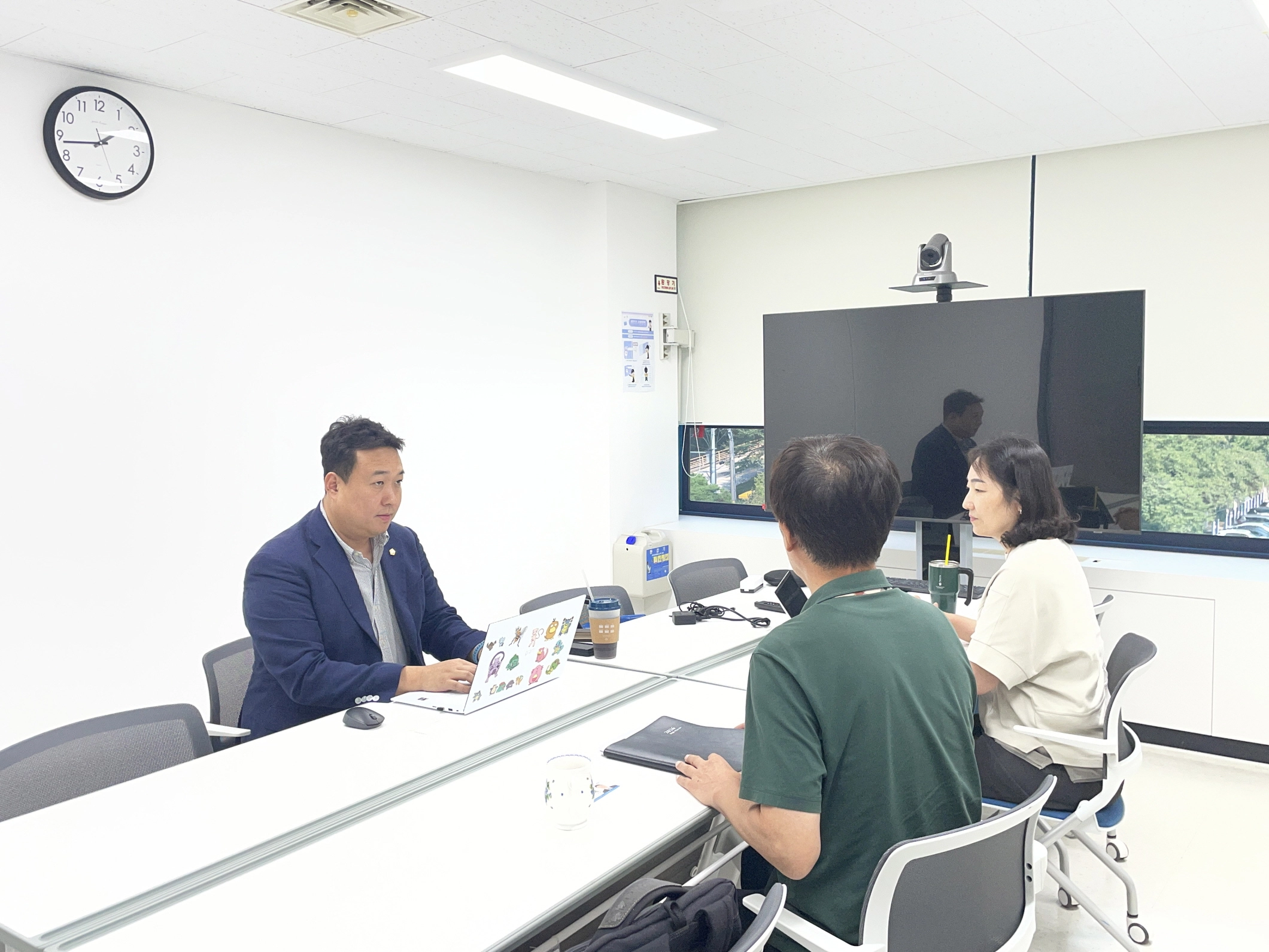 ▲이기대 의원이 18일 경기시민발전협동조합협의회 관계자들과 시민참여형 재생에너지 정책 방안을 논의하고 있다. (사진=경기도의회)