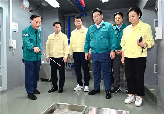 ‘2026 을지연습’이 시작된 18일 서울시 종합상황실을 찾은 임만균 서울특별시의회 의장이 화생방 방호시설을 참관하고 있다.
서울시의회 제공