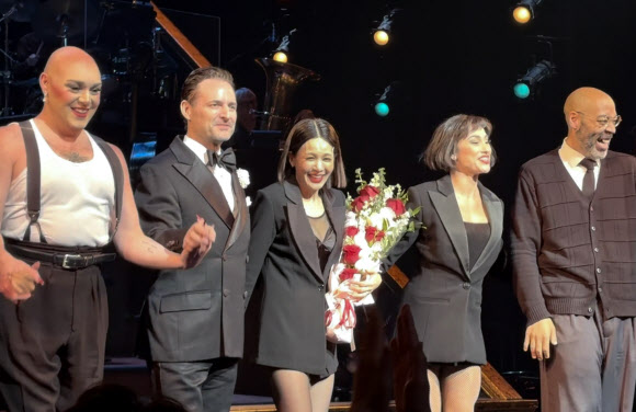 17일(현지시간) 미국 뉴욕 브로드웨이 앰배서더 극장에서 뮤지컬 ‘시카고’ 공연 후 객석에 인사하는 아이비와 배우들. 2026.8.18 연합뉴스
