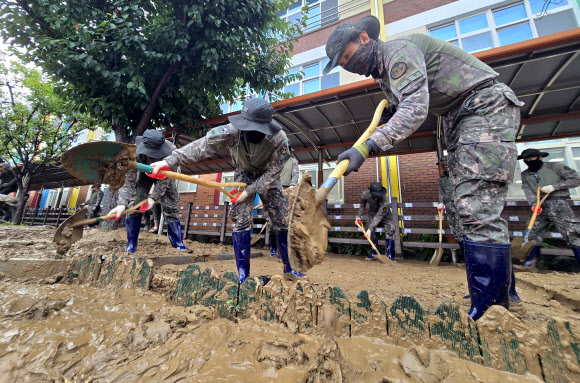 육군 제39보병사단 장병들이 18일 경남 거제시 장평초등학교에서 집중호우로 쌓인 토사와 잔해물을 제거하며 학교시설 복구에 힘을 보태고 있다. 2026.8.18. 육군 제39보병사단 제공