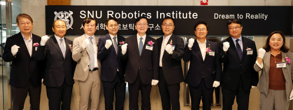 18일 서울대에서 열린 로보틱스 국가연구소 개소식에서 조규진 연구소장(왼쪽 네번째부터), 유홍림 서울대 총장 등 참석자들이 현판식을 하고 있다. 2026.8.18 연합뉴스