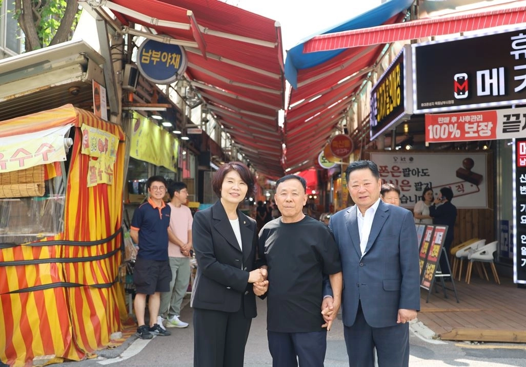 지난 18일 한정애 국회의원과 서울시·서울시의회·강서구 관계자 등과 함께 강서구 남부골목시장을 찾아 시장 시설 현황을 점검한 김병진 의원. 서울시의회 제공