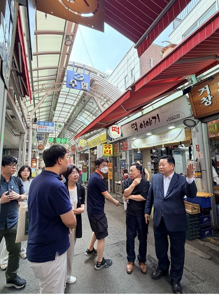 이날 상인들의 애로사항과 건의사항을 청취한 김병진 의원. 서울시의회 제공