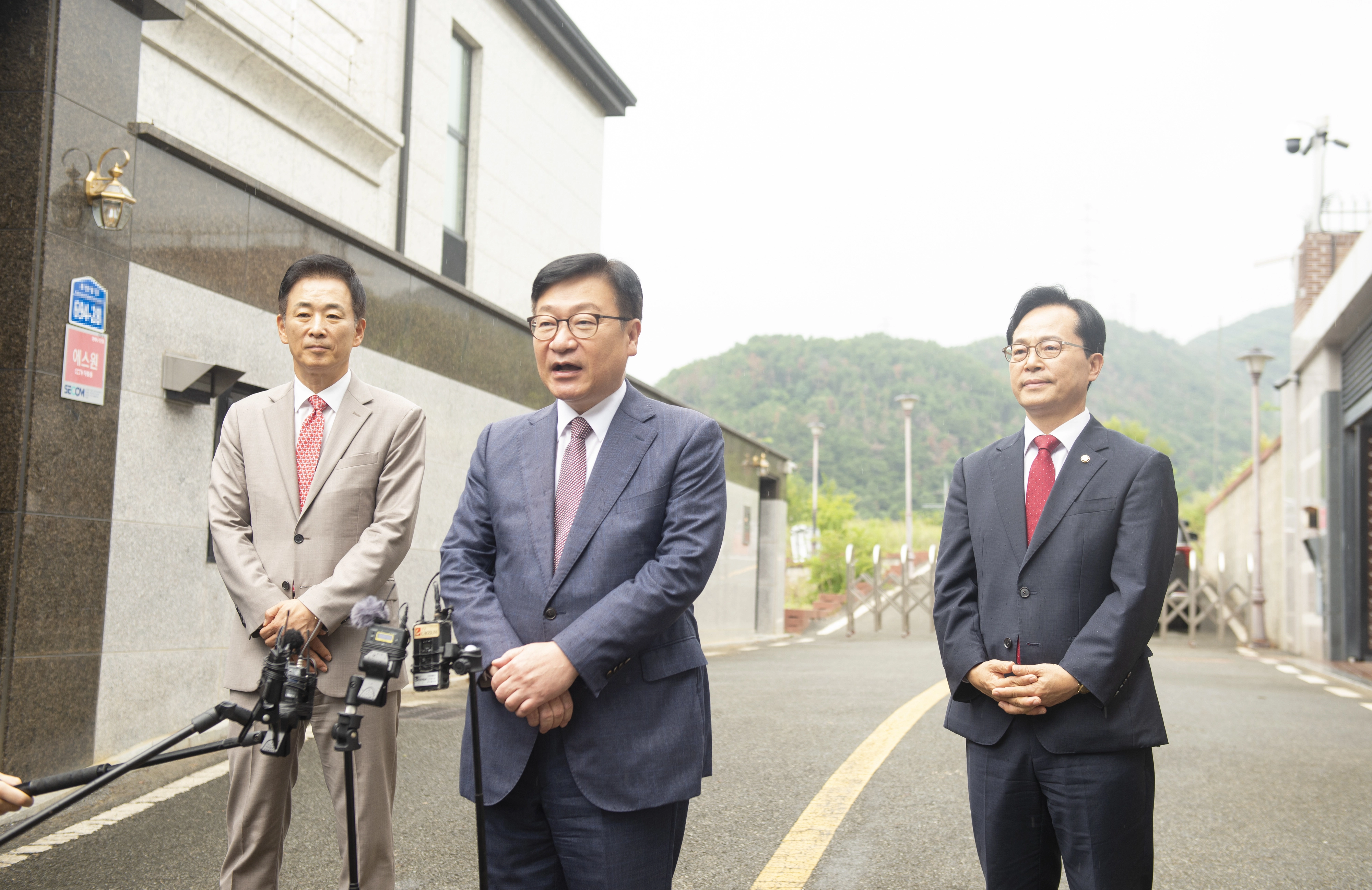 박근혜 전 대통령 예방한 정점식 원내대표정점식 국민의힘 원내대표(가운데)가 19일 오전 대구 달성군 유가읍 박근혜 전 대통령 사저를 예방한 뒤 취재진의 질문에 답하고 있다. 왼쪽은 유영하 의원, 오른쪽은 윤용근 원내대표 비서실장. 2026.8.19. 뉴스1