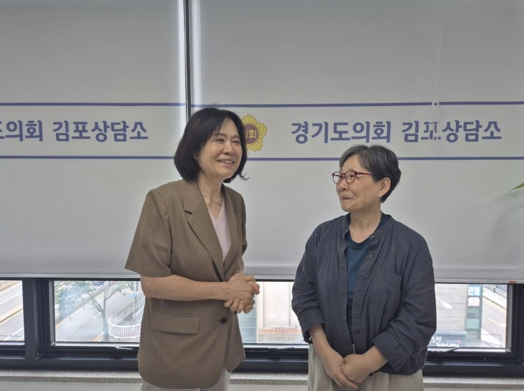 ▲ 최명진 의원(왼쪽)과 사회적협동조합 안영미 이사장(사진=경기도의회)