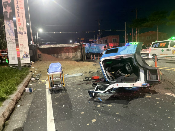 19일 오전 4시 3분께 경북 영천시 도동네거리에서 6t 청소차와 25t 덤프트럭이 충돌하는 사고가 났다. 이 사고로 청소차에 타고 있던 3명이 숨지고 덤프트럭 운전자 1명이 중상을 입었다. 사진은 사고 현장 모습. 2026.8.19  영천시 제공