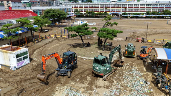 육군 제39보병사단(39사단) 기동·공병대대 중장비가 19일 오전 경남 거제시 장평동 장평초등학교 운동장에서 토사 제거 작업을 하고 있다. 이들은 토사 제거, 교실 토사 제거·청소 등을 이날 진행한다. 2026.8.19  연합뉴스