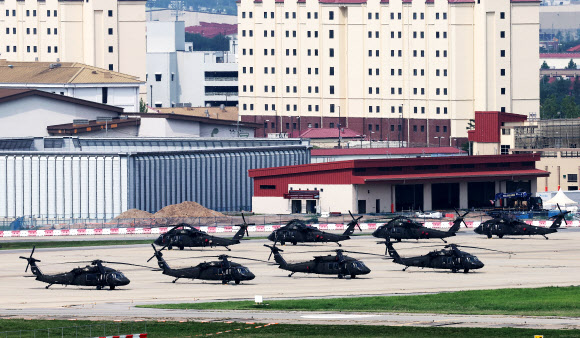 한미 군 당국이 도널드 트럼프 미국 대통령의 한미연합훈련 축소 지시에 따라 현재 진행 중인 정례 한미 연합연습 ‘을지 자유의 방패’(UFS·Ulchi Freedom Shield)를 조기 종료하기로 한 19일 경기도 평택시 캠프 험프리스에 블랙호크 헬기가 대기하고 있다. 합동참모본부는 이날 올해 UFS 연습 관련 보도자료를 내고 “한미는 미측의 제안으로 연습 기간과 규모 등을 일부 조정하기로 했다”며 “이번 UFS 연습 기간을 17일부터 21일까지로 조정해 시행하기로 했다”고 공식 발표했다. 2026.8.19  연합뉴스