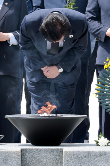 노무현 전 대통령 묘역 참배하는 더불어민주당 김민석 대표