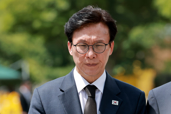 민주당 김민석 대표, 노무현 전 대통령 묘역 참배