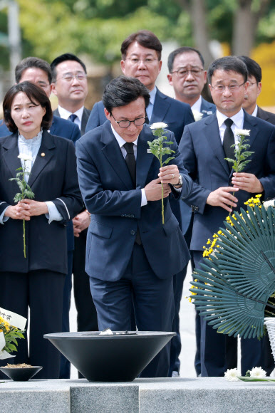 노무현 전 대통령 묘역 참배하는 민주당 김민석 대표