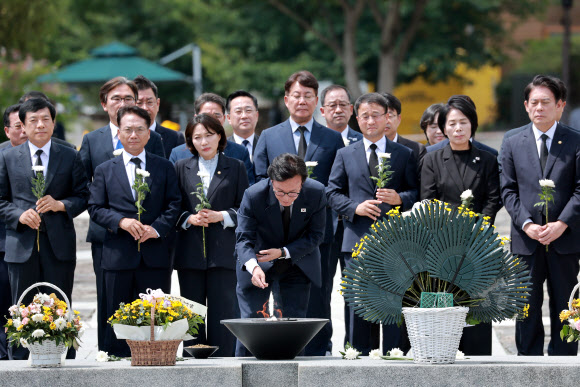 노무현 전 대통령 묘역 찾은 민주당 김민석 대표