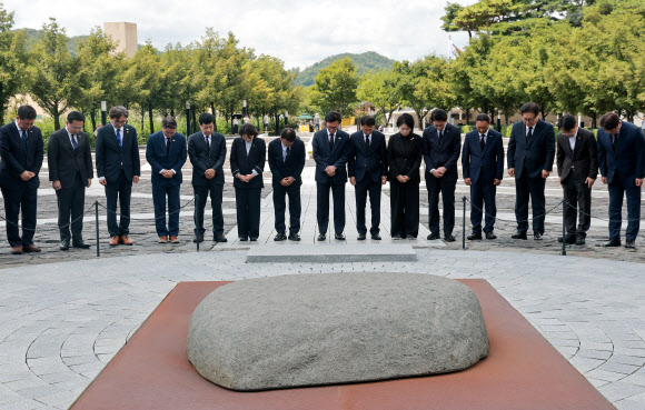 노무현 전 대통령 묘역 참배하는 더불어민주당 지도부