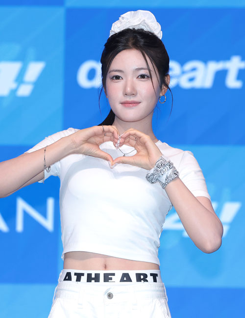 그룹 앳하트(AtHeart)의 셔헌이 19일 서울 마포구 라이즈오토그래프컬렉션에서 열린 ‘3+4!’ 제작발표회에서 포즈를 취하고 있다. 2026.8.19 뉴스1