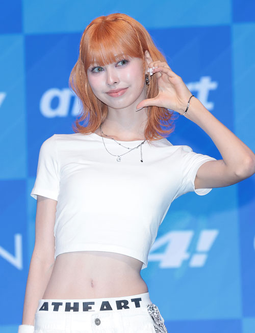 그룹 앳하트(AtHeart)의 미치가 19일 서울 마포구 라이즈오토그래프컬렉션에서 열린 ‘3+4!’ 제작발표회에서 포즈를 취하고 있다. 2026.8.19 뉴스1