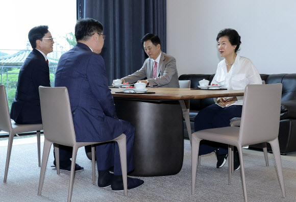 국민의힘 정점식 원내대표가 19일 대구 달성군 박근혜 전 대통령 사저에서 박근혜 전 대통령을 예방하고 있다. 2026.8.19  국민의힘 제공