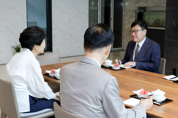 국민의힘 정점식 원내대표가 19일 대구 달성군 박근혜 전 대통령 사저에서 박근혜 전 대통령을 예방하고 있다. 2026.8.19  국민의힘 제공