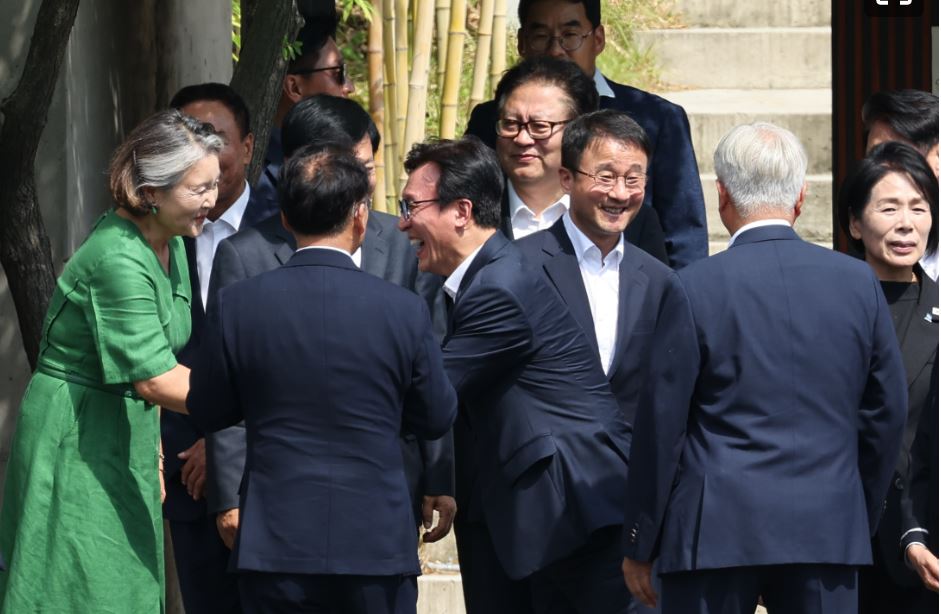 김정숙 여사와 인사하는 김민석