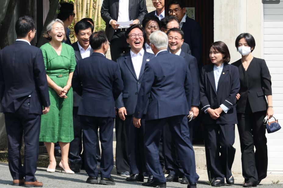 문재인 전 대통령 배웅 받는 김민석