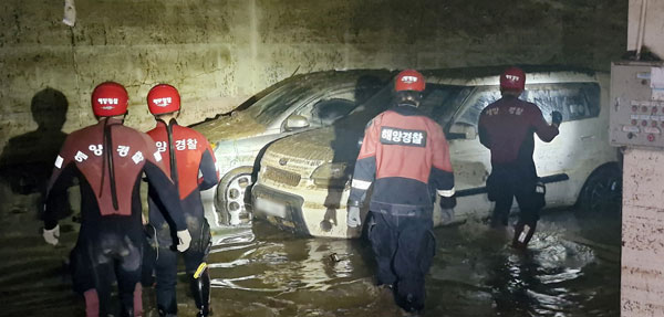 19일 극한 호우로 침수된 경남 거제시 고현동의 한 건물 지하 주차장에서 통영해양경찰서 구조대원들이 내부와 차량을 수색하고 있다. 2026.8.19 뉴스1