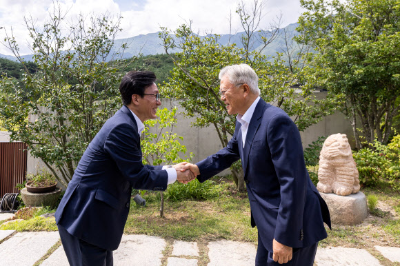 문재인 전 대통령과 인사하는 더불어민주당 김민석 대표