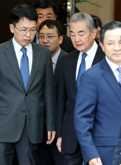 대화하는 중국 왕이 외교부장