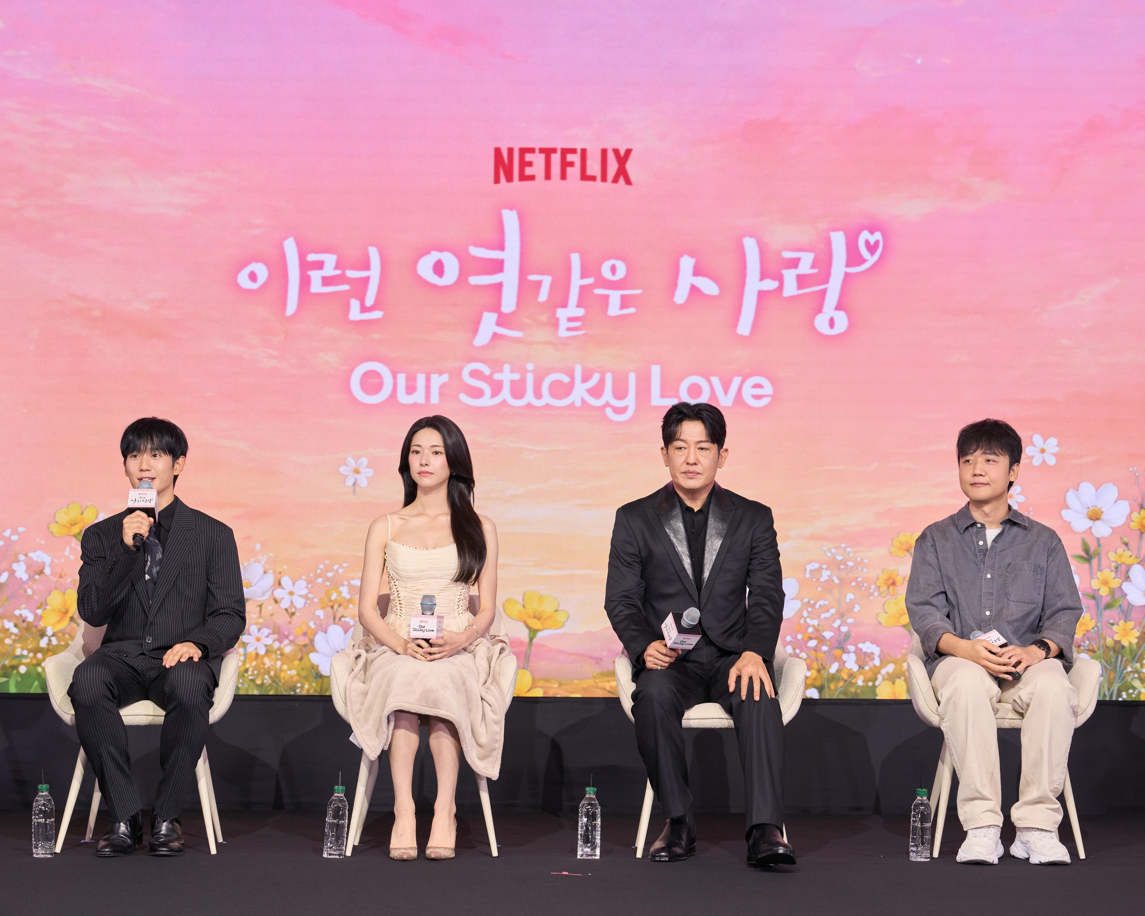 배우 정해인이 5일 서울 마포구 호텔 나루 서울 엠갤러리에서 열린 넷플릭스 새 시리즈 ‘이런 엿같은 사랑’ 제작발표회에서 발언하고 있다. 2026.8.5 연합뉴스(넷플릭스 제공)