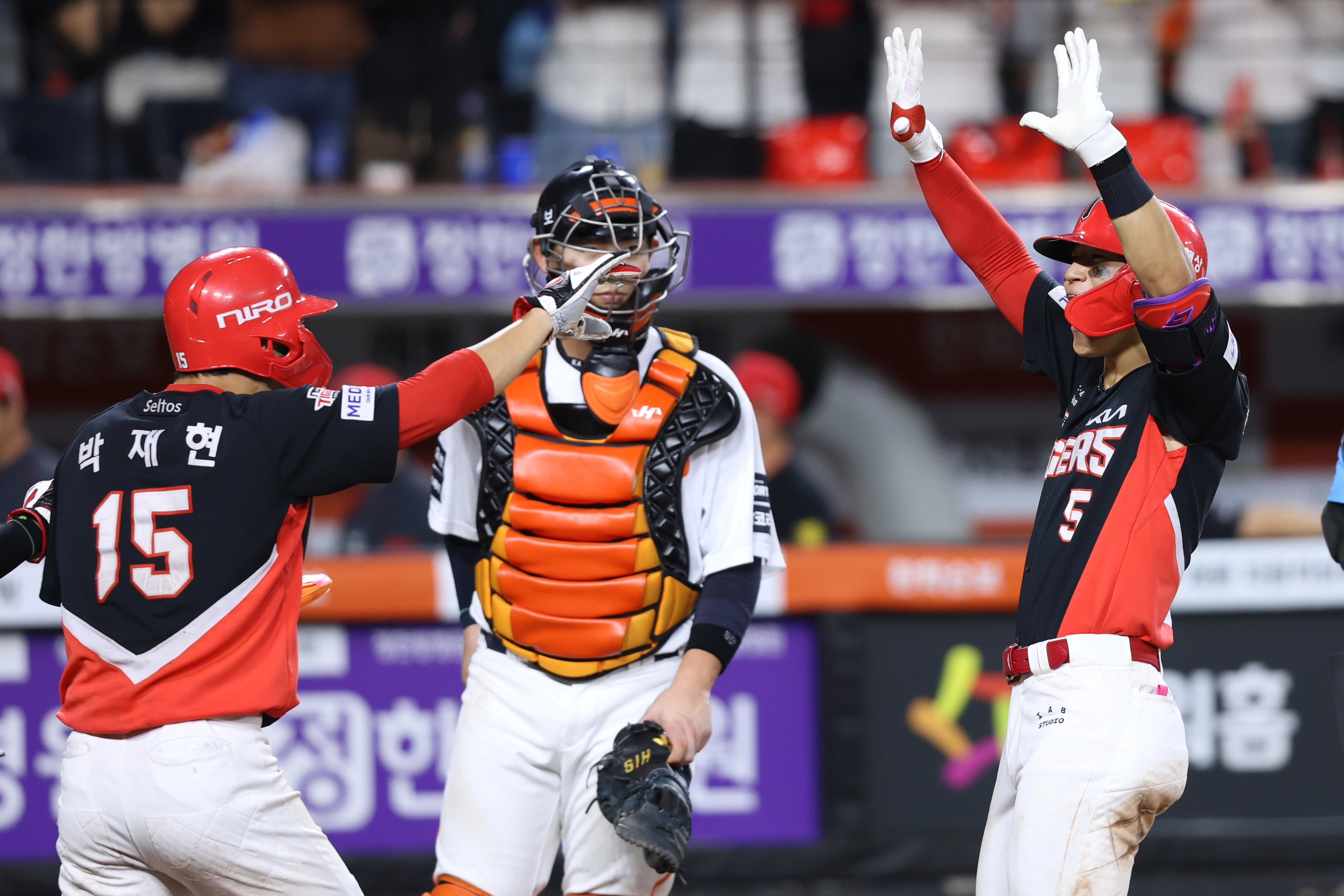 KIA 김도영(왼쪽)이 19일 한화전 9회초 짜릿한 3점홈런을 터뜨리고 홈을 밟은 뒤 후배 박재현과 함께 환호성을 지르고 있다.    KIA 타이거즈 제공
