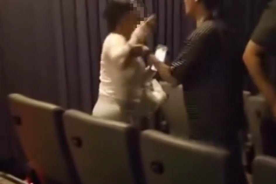 20일 스레드 등 소셜미디어(SNS)에는 전날 인천의 한 영화관에서 영화 ‘오디세이’가 외국인 관객(왼쪽)의 민폐 행동 때문에 벌어진 다툼으로 상영이 중단됐다는 글이 올라왔다. 스레드 캡처