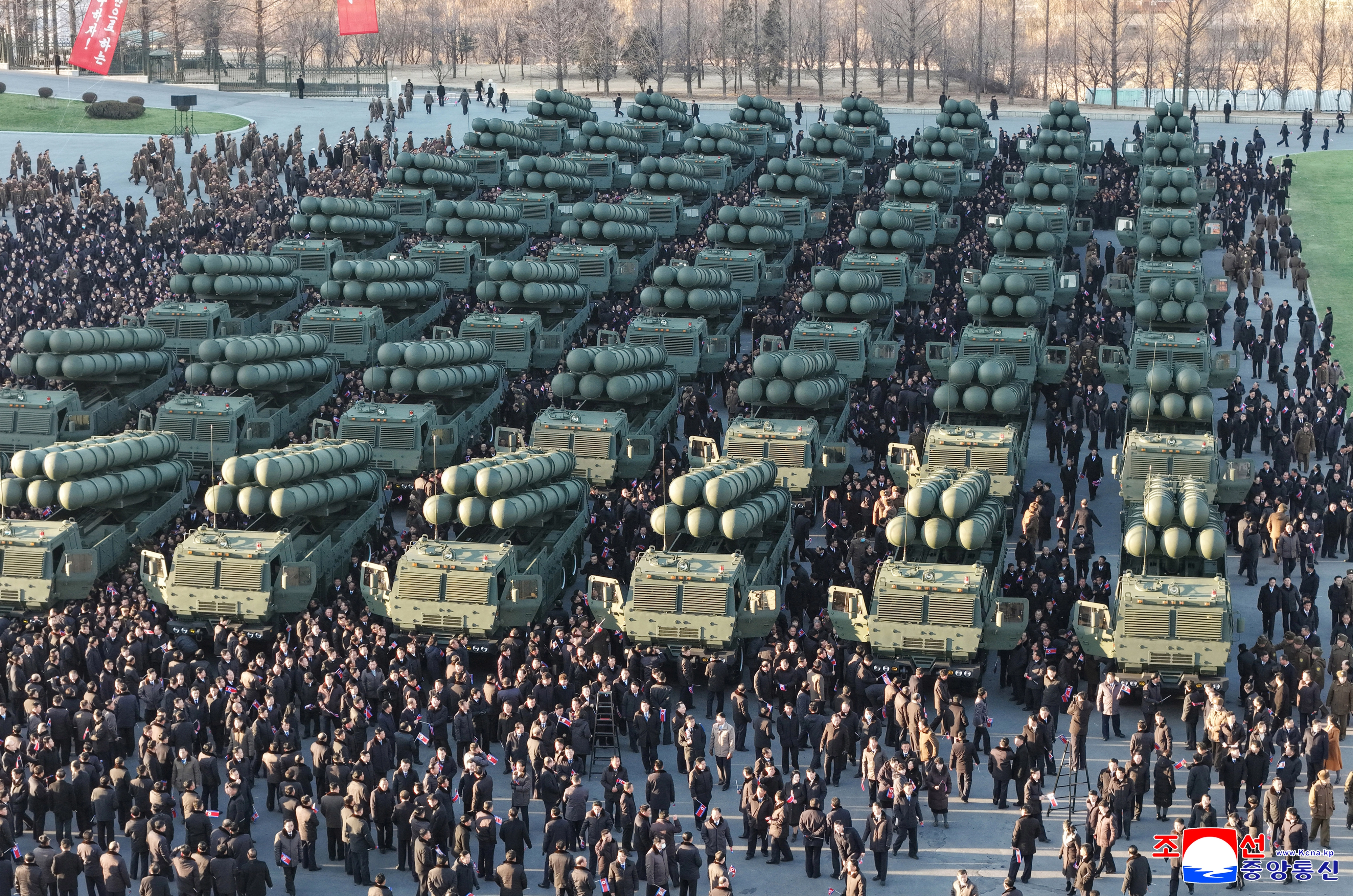 북한, 600mm 대구경 방사포 증정식 진행북한 조선중앙통신은 19일 김정은 국무위원장 참석 하에 “군수노동계급이 조선노동당 제9차대회에 드리는 600mm 대구경 방사포 증정식 2월 18일 수도 평양에서 성대히 거행”됐다고 보도했다. 2026.2.19 조선중앙통신 연합뉴스